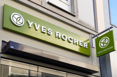 Wiesbaden, Almanya - 03 Haziran 2018: Yves Rocher bir cephe logosuna. Yves Rocher bir uluslararası vücut bakım ürünleri üreticisidir.