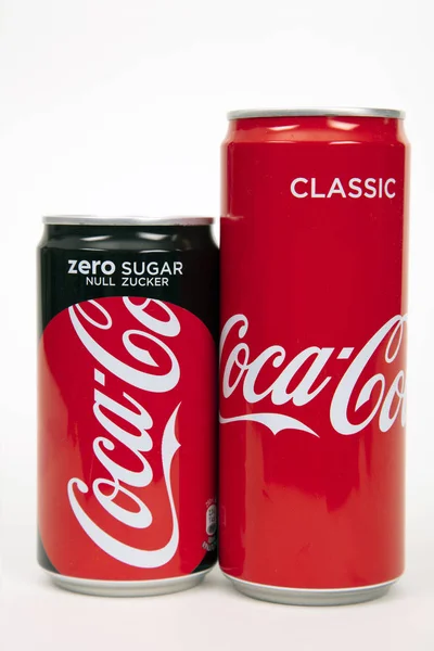 Huettenberg Alemanha Junho 2018 Latas Coca Cola Açúcar Zero Isoladas — Fotografia de Stock
