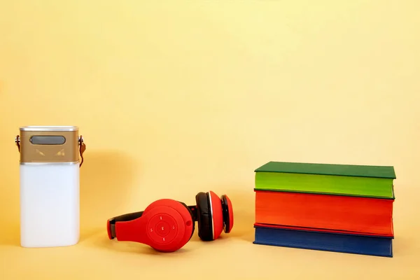 Équipement Électronique Haut Parleur Intelligent Casque Livres Sur Fond Beige — Photo