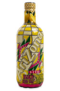 Huettenberg, Almanca, Hessen - 08 Eylül 2018: Arizona limonlu pasta çay meşrubat beyaz arka plan üzerinde plastik şişe