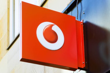 Wiesbaden, Almanya - 03 Haziran 2018: Vodafone logo bir cephe üzerinde. Vodafone bir İngiliz çok uluslu telekomünikasyon şirketi ise dünyanın en büyük 2 mobil telekomünikasyon sağlayıcı.