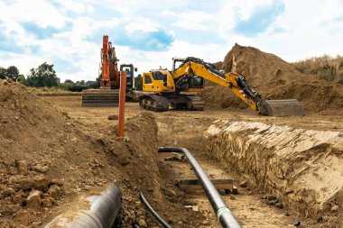 Açık hendek ve ağır makine ve kazıcı arka plan aşağı bir manzaralı bir bina sitesindeki yeni gaz boru montajı