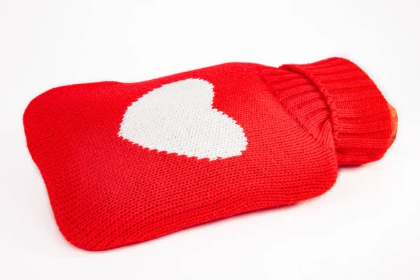 Beyaz Zemin Üzerine Kırmızı Kalp Ile Dolu Sıcak Şişesi — Stok fotoğraf