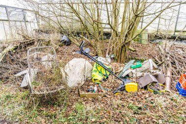 Çevre kirliliği, eski çöp doğada boşa.
