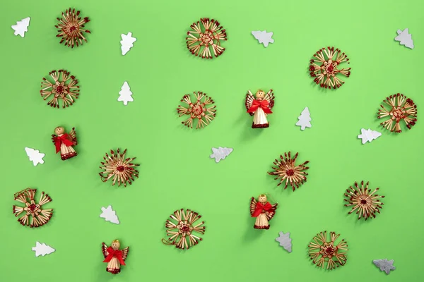 Vánoční Dekorace Slámou Zeleném Kartonu — Stock fotografie