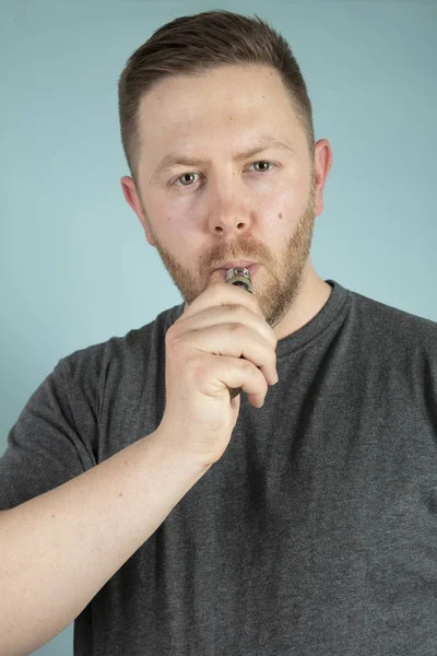 Junger Mann Beim Dampfen Einer Zigarette Während Den Verdampfer Der — Stockfoto