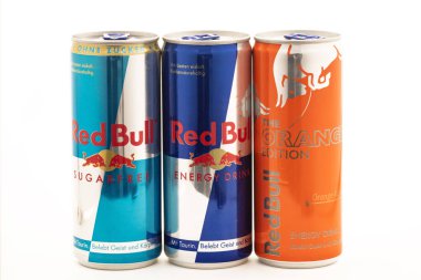 Huettenberg, Almanya - 19 Temmuz 2018: Kutular, Red Bull enerji içecekleri beyaz arka plan üzerinde