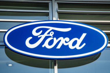 Almanya, Wetzlar - 29 Ağustos 2017: Logo Ford şirket. Ford şirket logosu Bayilik bina