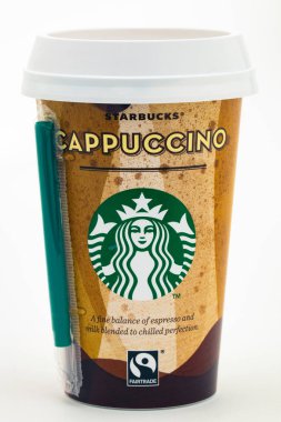 Huettenberg, Almanya, 19 Temmuz 2018: A fincan Starbucks içecek Cappuccino beyaz arka plan üzerinde