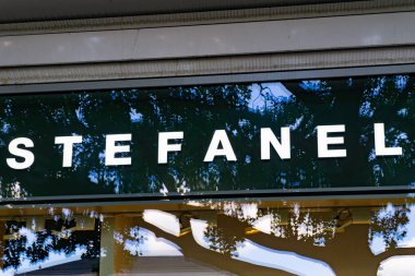 Wiesbaden, Almanya - 03 Haziran 2018: Stefanel logo üzerinde bir pencere. Şirket tabela Stefanel.
