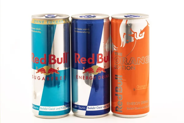 Huettenberg Alemania Julio 2018 Latas Red Bull Energy Bebidas Sobre —  Fotos de Stock
