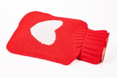 Beyaz zemin üzerine kırmızı kalp ile dolu sıcak su şişesi