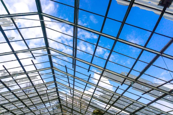 Estufa Com Vidro Quebrado Com Céu Azul Construção Claramente Visível — Fotografia de Stock