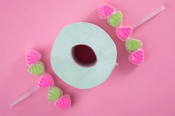 Comprimidos Sanitary Cleaner Com Papel Higiénico Fundo Rosa — Fotografia de Stock