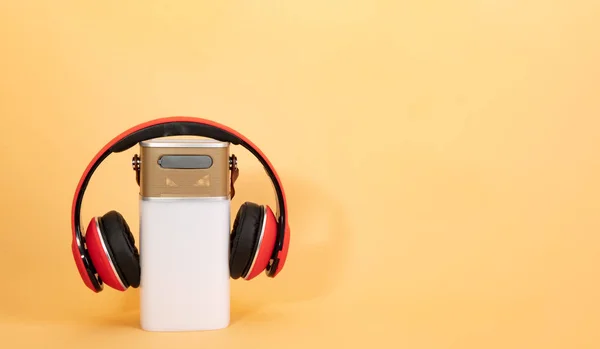 Elektronische Geräte Mit Smartem Lautsprecher Und Kopfhörer Auf Beigem Hintergrund — Stockfoto