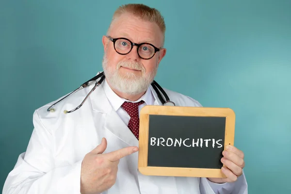 Médico Com Óculos Segurando Quadro Com Letras Bronquite Fundo Azul — Fotografia de Stock