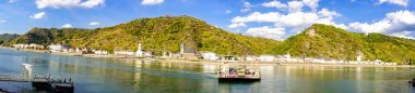 Güzel Ren nehri feribot tekne St. Goar bir yaz gününde ile görünümünü 