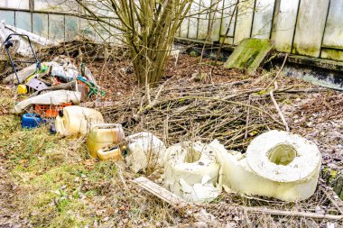 Çevre kirliliği, eski çöp doğada boşa.