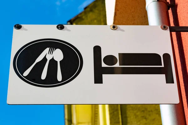 Registrera För Sovande Boende Och Restaurang Stång Utanför Färgglad Byggnad — Stockfoto