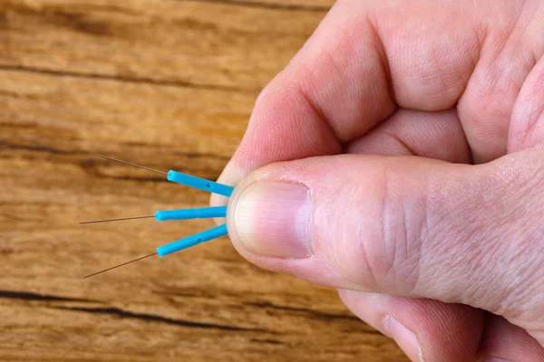 Tres Agujas Acupuntura Aisladas Sobre Fondo Madera —  Fotos de Stock