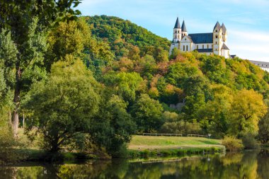 Manastır Arnstein autuum güzel bir gün ön planda Lahn Nehri ile