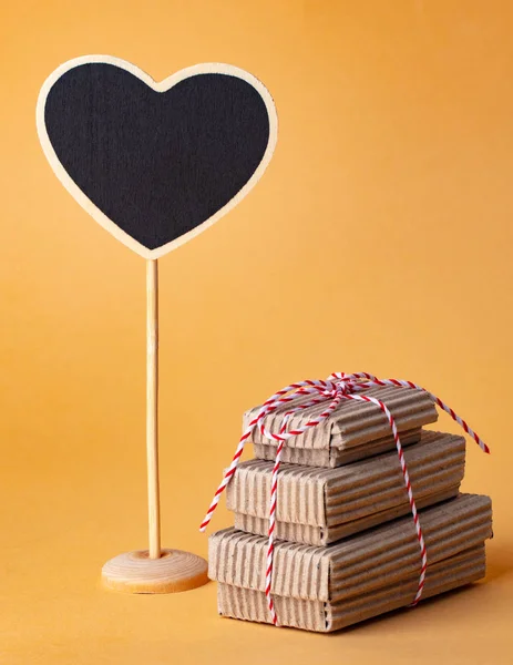 Geschenkschachteln Mit Dekorativer Schleife Auf Beigem Hintergrund — Stockfoto