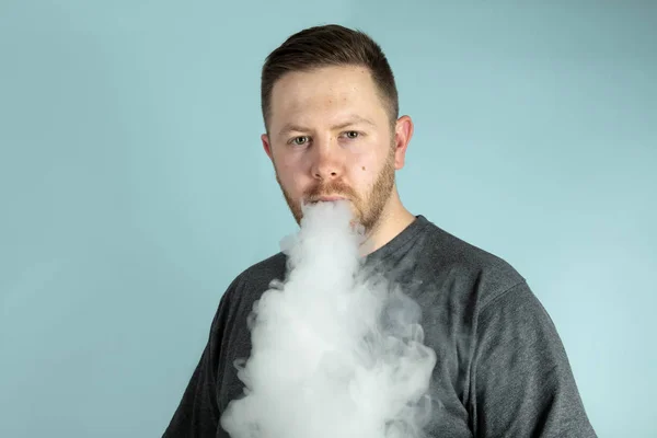 Fiatal Férfi Vaping Egy Felhő Füst Elhomályosítja Arcát Mert Porlasztó — Stock Fotó