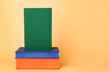 Bej arkaplana dizilmiş renkli Kitaplar