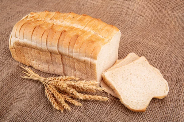 Scheiben Schmackhaftes Weißbrot Auf Braunem Hintergrund — Stockfoto