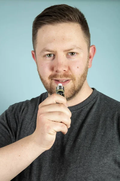 Junger Mann Beim Dampfen Einer Zigarette Während Den Verdampfer Der — Stockfoto