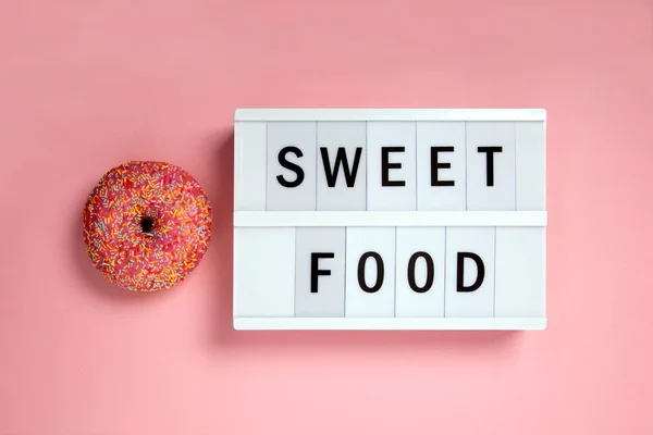 Delicioso Donut Sobre Fondo Rosa —  Fotos de Stock