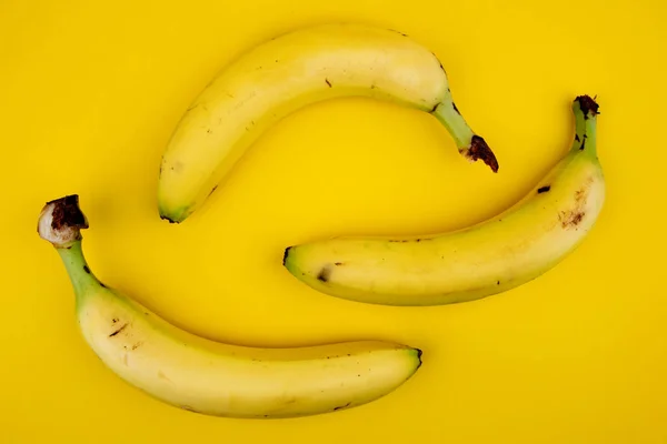 Čerstvé Banány Izolované Žlutém Pozadí — Stock fotografie
