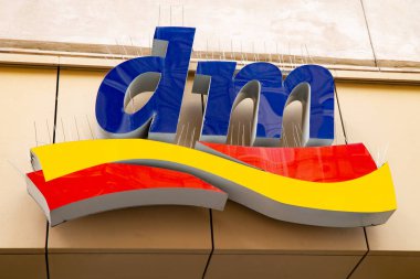 Wiesbaden, Almanya - 03 Haziran 2018: Dm bir cephe logosuna. DM-drogerie markt perakende eczane zinciri kozmetik, sağlık ve ev ürünleri ve gıda zinciri olsun.
