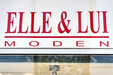 Wiesbaden, Almanya - 03 Haziran 2018: Bir cephe bir moda mağaza Wiesbaden'da Elle ve Lui logo.