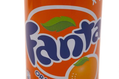 Huettenberg, Almanya - 7 Haziran 2018: Alüminyum Fanta portakal alkolsüz içecek beyaz arka plan üzerinde olabilir. Popüler meyve aromalı gazlı alkolsüz içecek Fanta olduğunu.