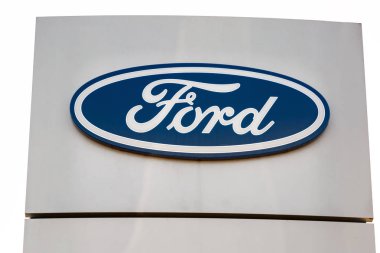 Almanya, Wetzlar - 29 Ağustos 2017: Logo Ford şirket. Ford şirket logosu Bayilik bina