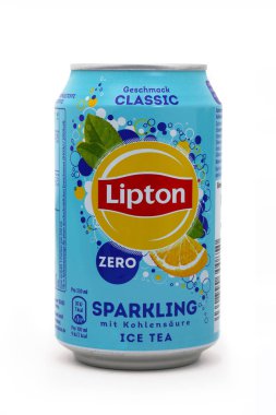 Huettenberg, Almanya - 6 Temmuz 2018: alüminyum kutu Lipton Icetea beyaz arka plan üzerinde izole.