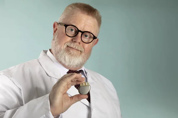 Homme Docteur Tenant Pacemaker Devant Caméra Avec Fond Bleu — Photo