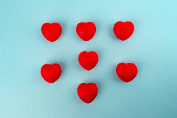 Işık Kırmızı Dekoratif Kalpler Arka Plan Mavi — Stok fotoğraf