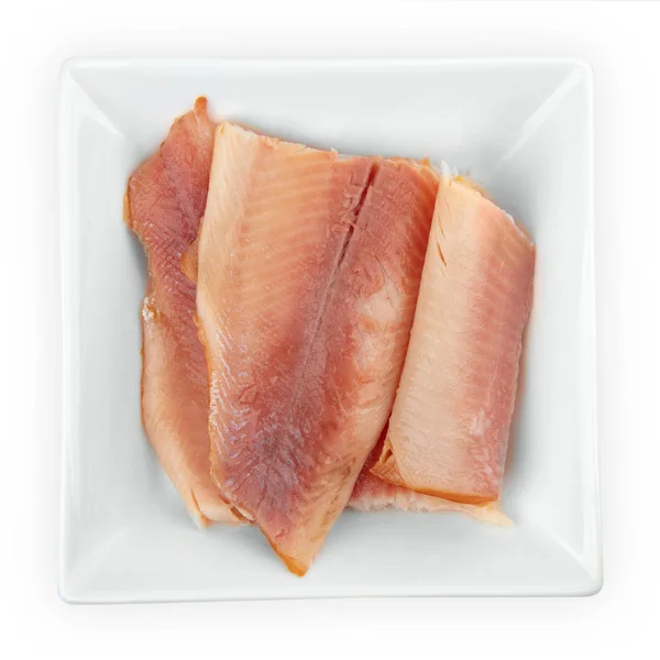 烟熏鳟鱼在一个被白色背景隔离的碗里 — 图库照片