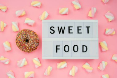 Pembe bir arka plan üzerinde lezzetli çikolatalı çörek