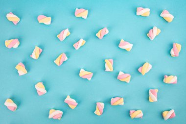 Açık mavi arka planda tatlı lokumlar