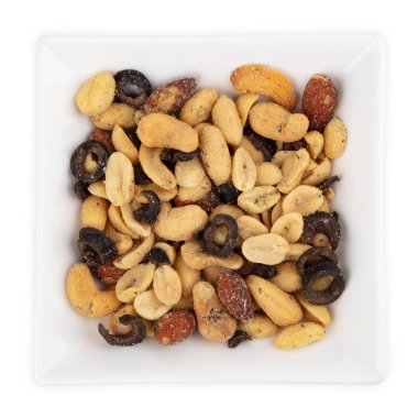 Akdeniz fındığı ile zeytinlerin karışımı beyaz arka planda izole edilmiş bir kasede