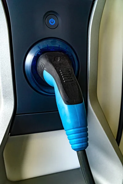 パワーボタンを使用して詳細に車の電気充電器 — ストック写真