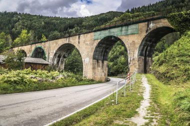 Almanya'da kırsal üzerinde eski viyadük