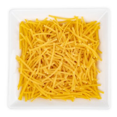 Beyaz arka plan üzerinde izole kase erişte çorbası