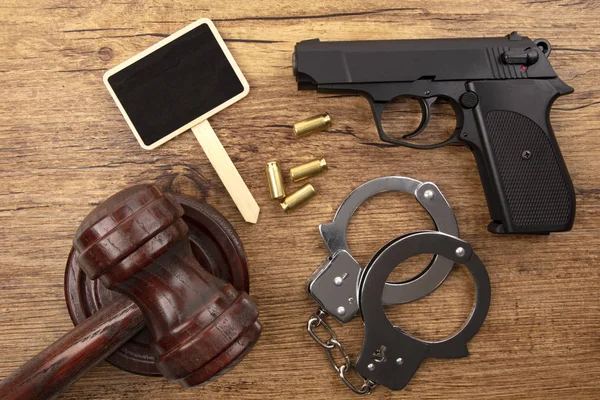 Černá Pistole Odrážkami Pouta Tabuli Dřevěné Pozadí — Stock fotografie