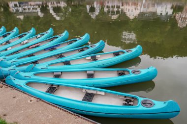Yaz aylarında lahn Nehri üzerinde yeşil kayaks sürü