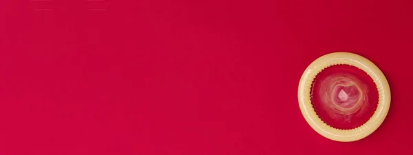 Preservativo Disimballato Sfondo Rosso — Foto Stock