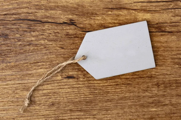 Etichetta Legno Bianco Con Cordoncino Sfondo Scuro — Foto Stock